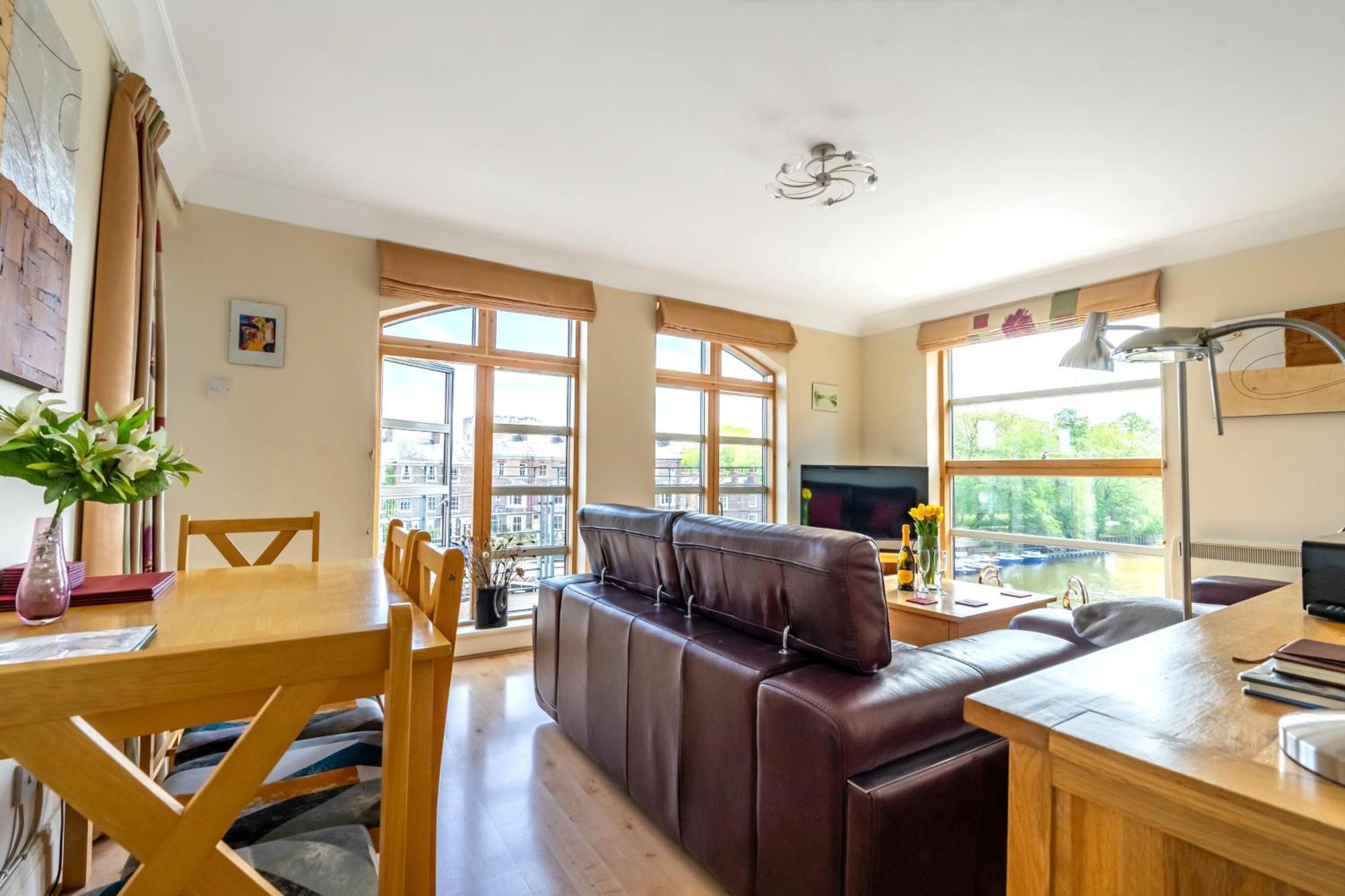 Apartment Over The River - Emperors Wharf York