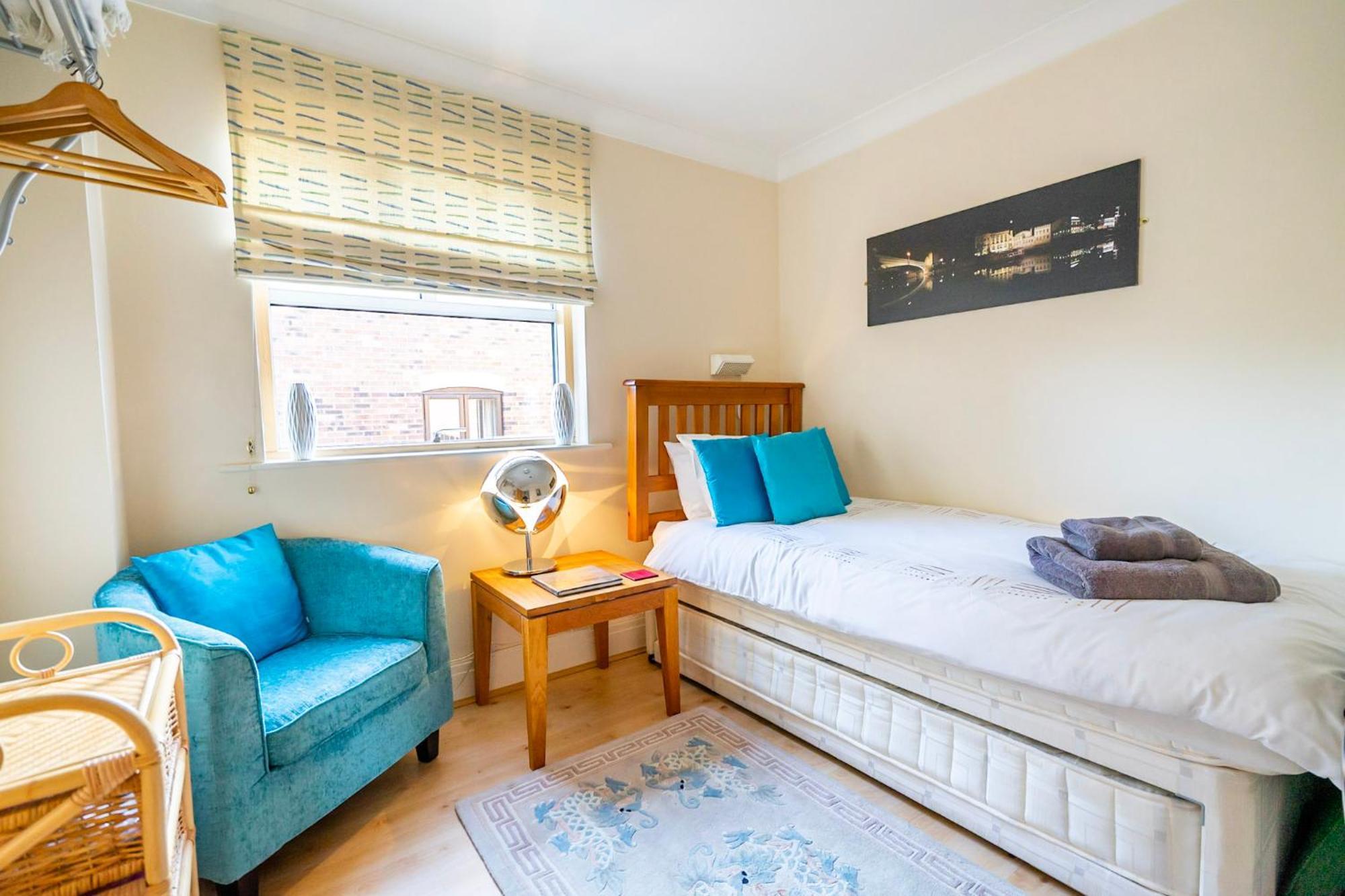 Over The River - Emperors Wharf Apartment *