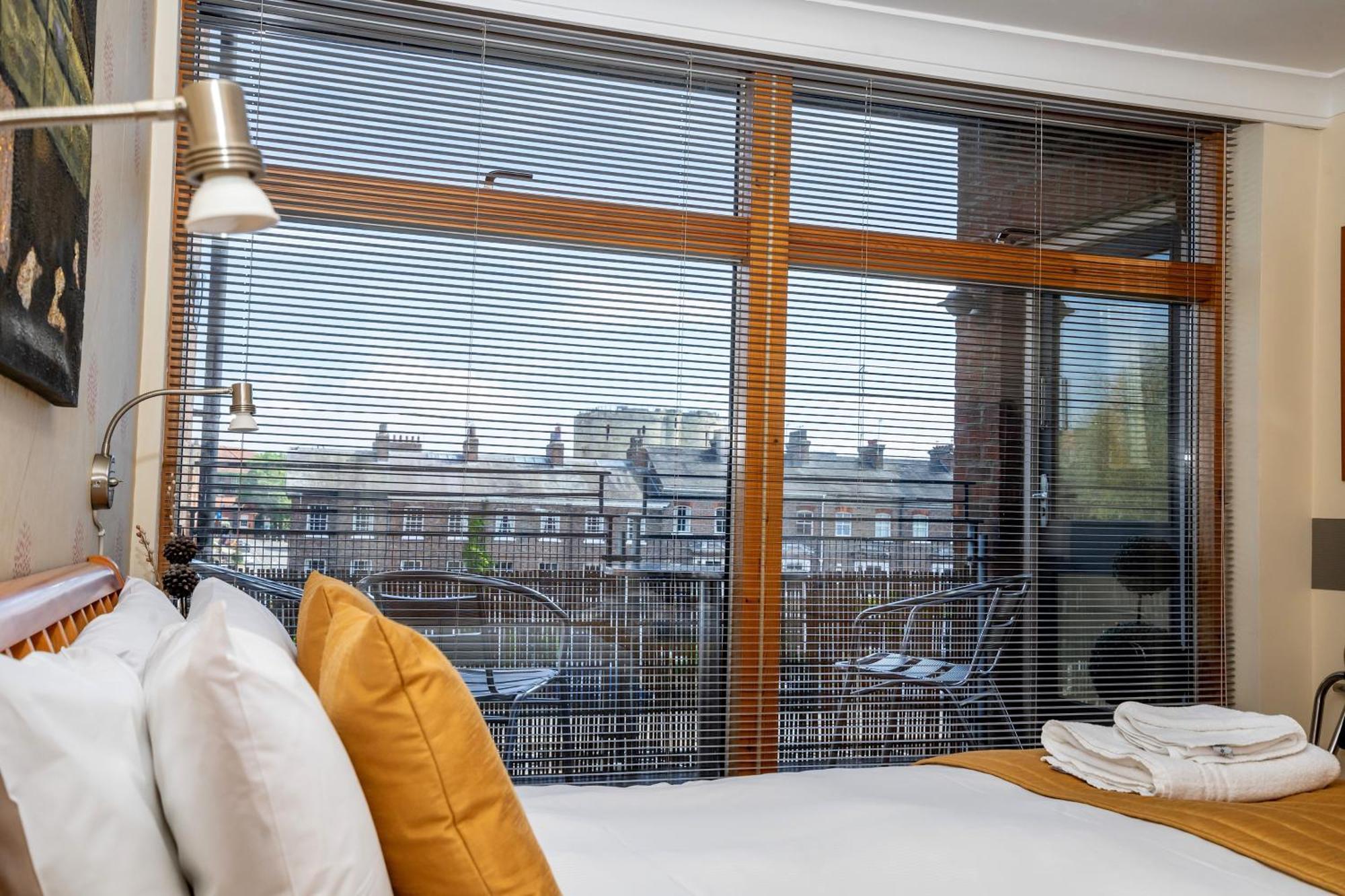 Over The River - Emperors Wharf Apartment York