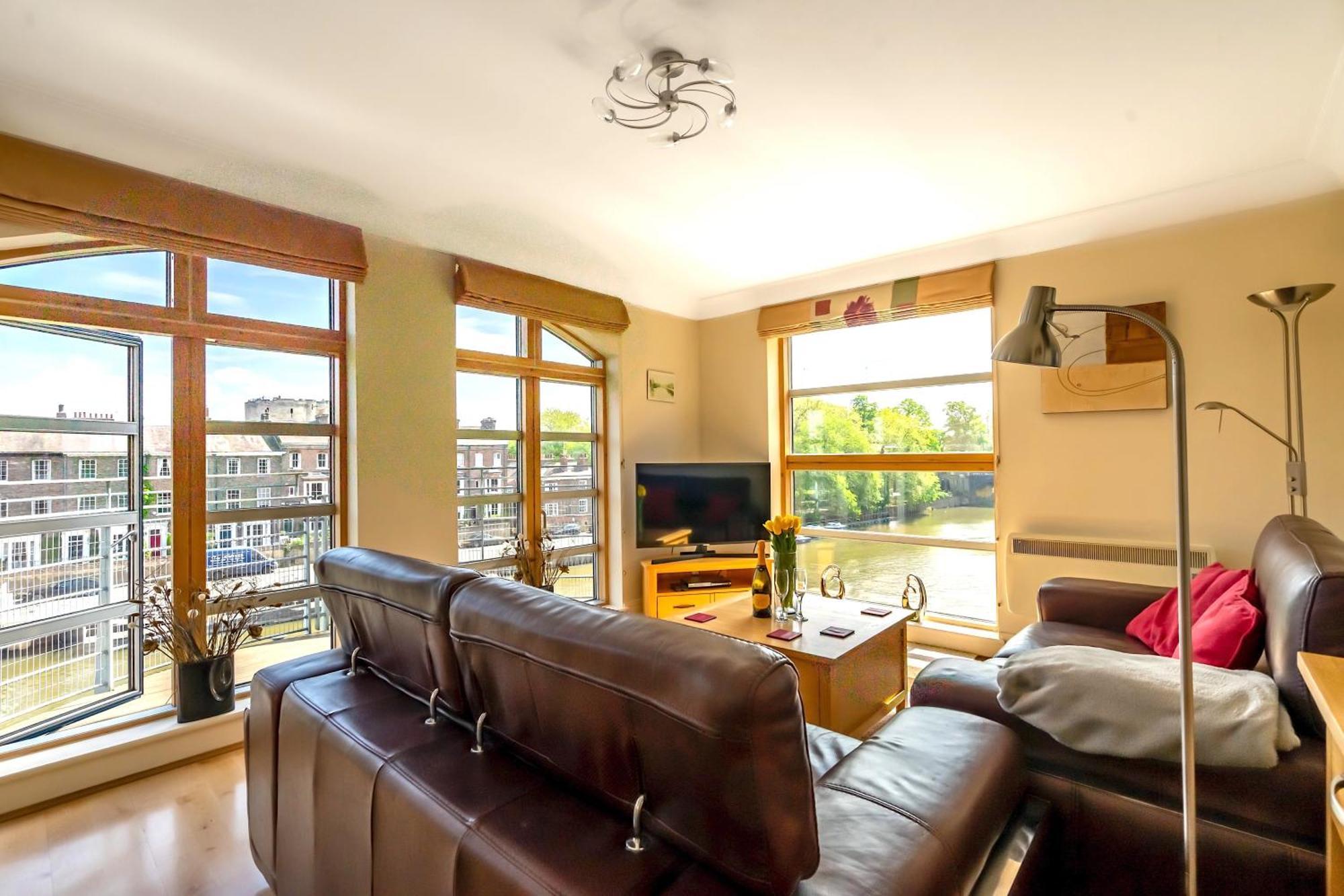 Apartment Over The River - Emperors Wharf *