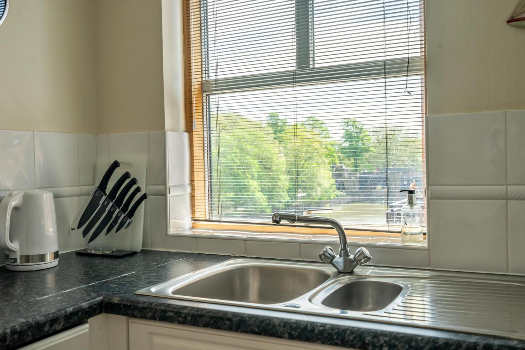 Apartment Over The River - Emperors Wharf *